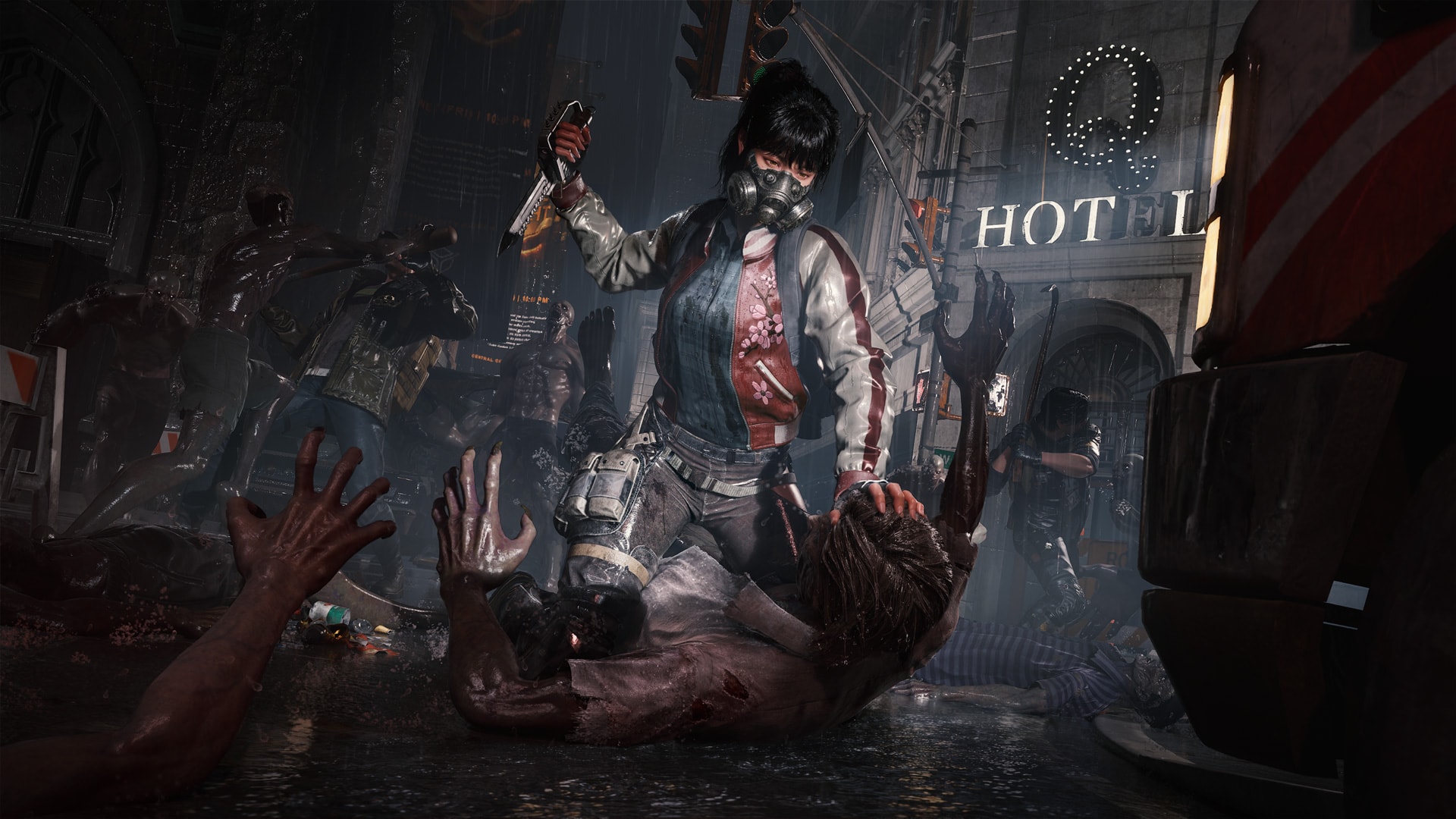 호텔 앞에서 단검으로 뮤턴트를 처치하는 방독면을 착용한 여성 캐릭터의 협동 전투 스크린샷